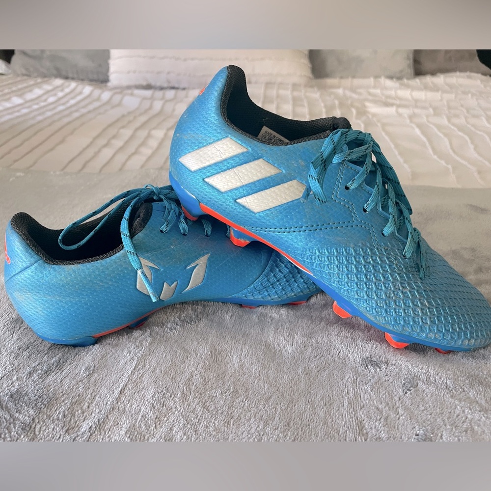 Lionel Messi 16.3 Born to Win soccer cleats (boys size 4)